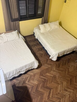 Neljän hengen perhehuone, siivous, näköala pihalle | Työpöytä, kannettavalle tietokoneelle sopiva työtila