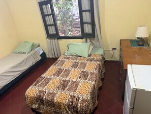 Escritorio y espacio para trabajar con laptop 