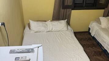 Chambre Quadruple Familiale, service de ménage, vue cour intérieure | Bureau, espace de travail pour ordinateur portable