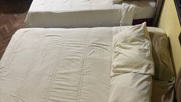 Neljän hengen perhehuone, siivous, näköala pihalle | Työpöytä, kannettavalle tietokoneelle sopiva työtila