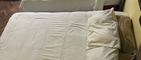 Habitación cuádruple familiar, servicio de limpieza, vista al patio | Escritorio y espacio para trabajar con laptop