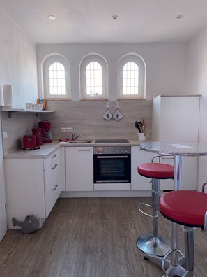 Kühlschrank, Ofen, Herdplatte, Geschirrspüler