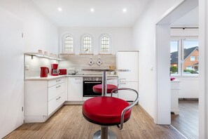 Fridge, oven, stovetop, dishwasher - Apartment '3-raum-ferienwohnung 1 Vorderdeck' with Private Terrace, Private Garden and Wi-Fi (Cuxhaven)