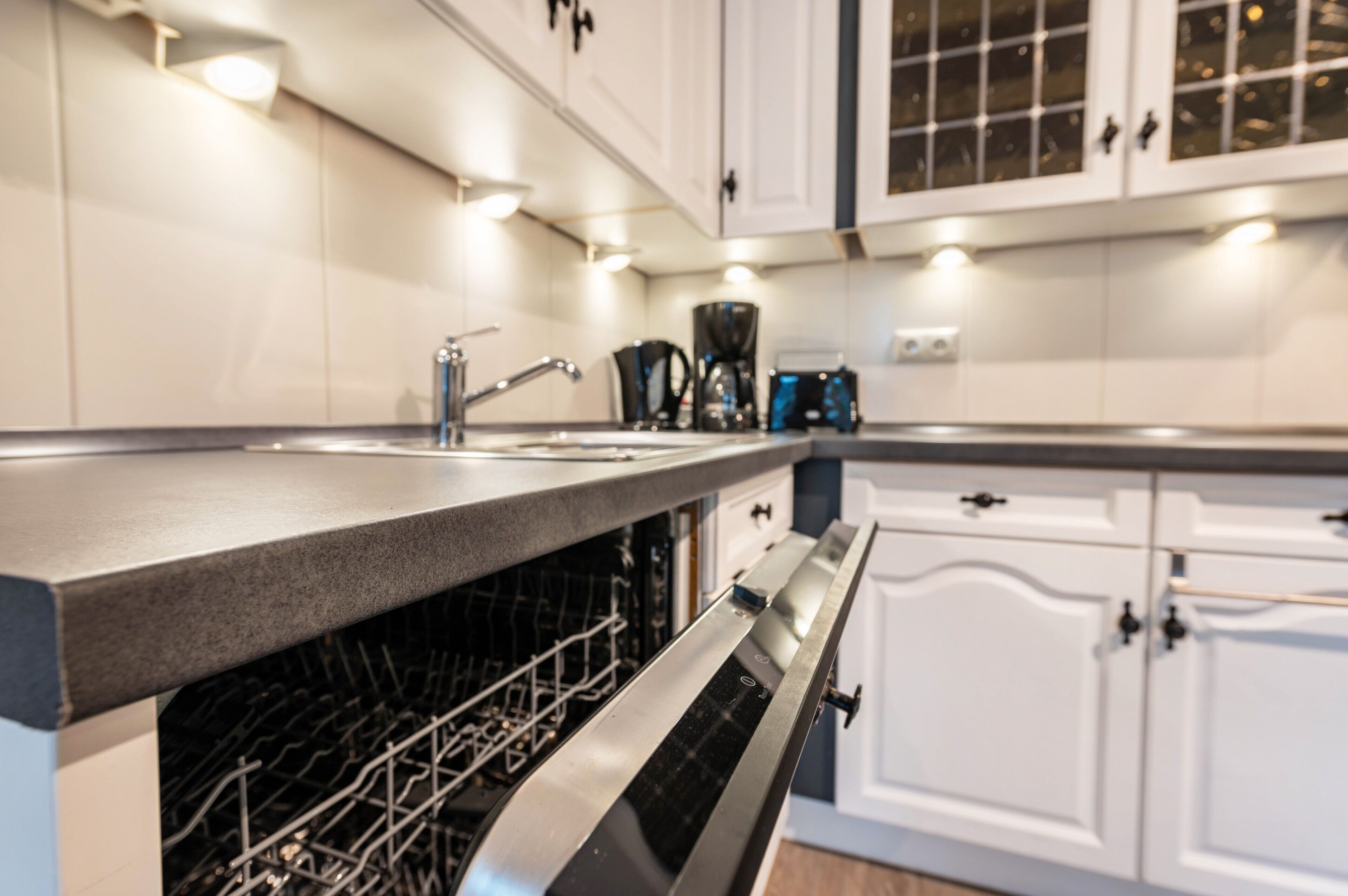 Fridge, oven, stovetop, dishwasher