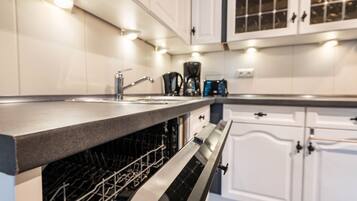 Fridge, oven, stovetop, dishwasher