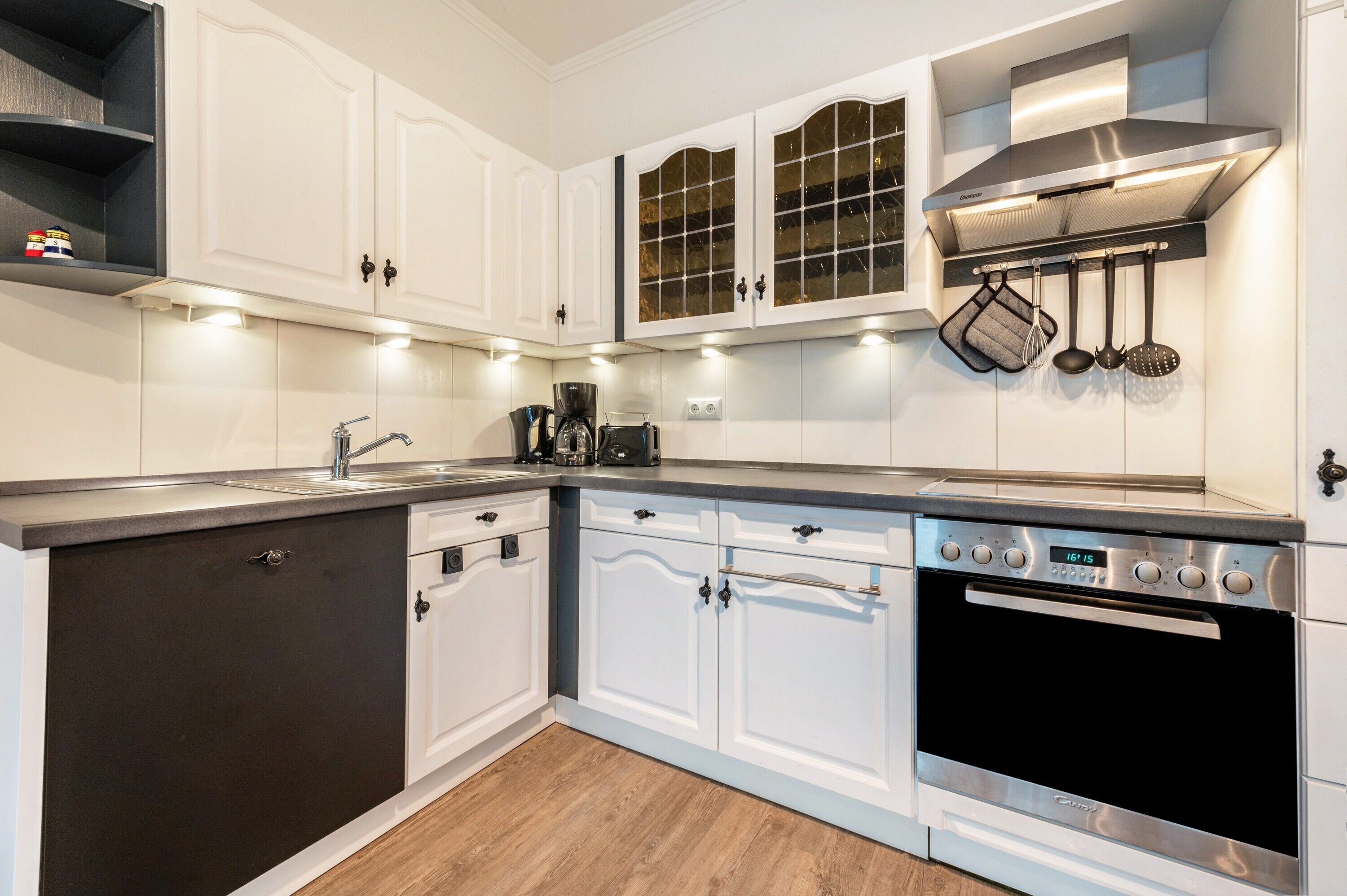 Kühlschrank, Ofen, Herdplatte, Geschirrspüler