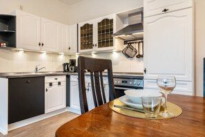 Réfrigérateur, four, plaque de cuisson, lave-vaisselle