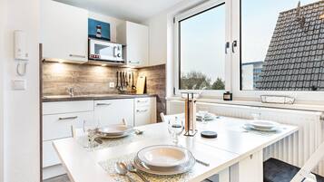 Kühlschrank, Mikrowelle, Herdplatte, Wasserkocher mit Kaffee-/Teezubehör