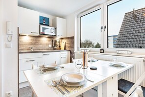 Kühlschrank, Mikrowelle, Herdplatte, Wasserkocher mit Kaffee-/Teezubehör