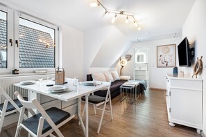 Dining - Apartment "3-Room Holiday Flat 3 Oberdeck" with Sea View, Private Terrace & Wi-Fi (Cuxhaven)