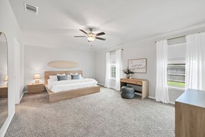 4 slaapkamers, een bureau, een strijkplank/strijkijzer, gratis wifi