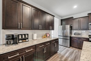 Een koelkast, een microgolfoven, een oven, een kookplaat