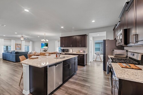 Modern 4BR/2BA Home Near Airport, London HS & Local Businesses<br>Welcome to this newly built, professionally designed 4-bedroom, 2-bath home in Corpus Christi—perfect for business travelers, families, and groups of up to 8 guests. Enjoy a bright ope