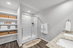 Hair dryer, towels - Modern 4BR/2BA Home Near Airport, London HS & Local Businesses<br>Welcome to this newly built, professionally designed 4-bedroom, 2-bath home in Corpus Christi—perfect for business travelers, families, and groups of up to 8 guests. Enjoy a bright ope (Corpus Christi)