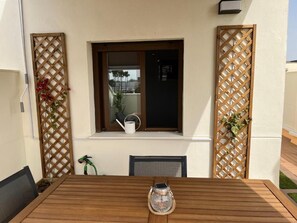 Outdoor dining - Duplex with private terrace and parking 15 minutes from Seville (Dos Hermanas)