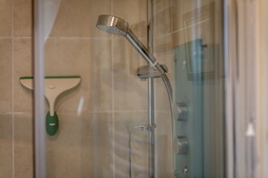 Shower, hair dryer, towels, soap - Ampersand | Elie High Street (Elie)