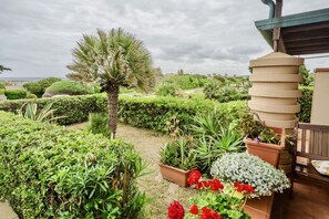 Property grounds - Elegant and well furnished three-room apartment of about 49 square meters on the ground floor located a short distance from the sea.It consists of a living room with sofa and equipped kitchen, a bedroom with double bed, a bedroom with bunk beds and bathr (Stintino)