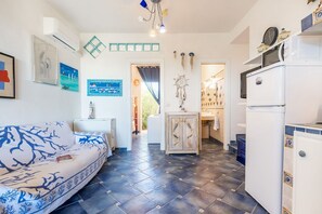 TV - Elegant and well furnished three-room apartment of about 49 square meters on the ground floor located a short distance from the sea.It consists of a living room with sofa and equipped kitchen, a bedroom with double bed, a bedroom with bunk beds and bathr (Stintino)