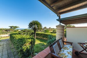 Terrace/patio - Elegant and well furnished three-room apartment of about 49 square meters on the ground floor located a short distance from the sea.It consists of a living room with sofa and equipped kitchen, a bedroom with double bed, a bedroom with bunk beds and bathr (Stintino)