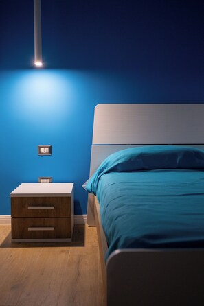 3 chambres, bureau, fer et planche à repasser, lit de bébé portatif