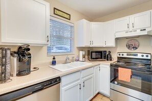 House (2 Bedrooms) | Interior - 10 Mi to Gsmnp: Scenic Lake in the Sky Retreat! (Tallassee)