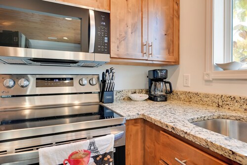 6 Mi to Rough River Lake! Waterfront Home w/ Deck