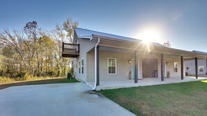 Un bâtiment à deux étages doté d’un porche couvert et d’une enseigne indiquant qu’il s’agit d’un motel.