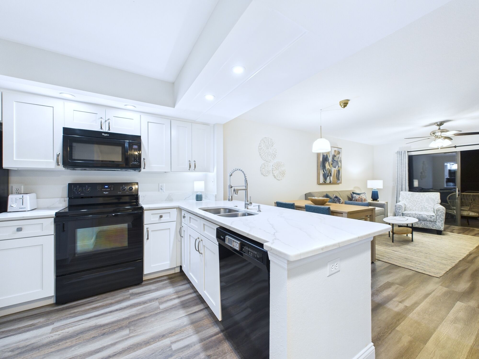 Køleskab, mikrobølgeovn, ovn, kogeplade