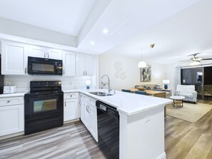 Fridge, microwave, oven, stovetop - Golf, Dining, and Adventure Awaits 🚀 (Titusville)