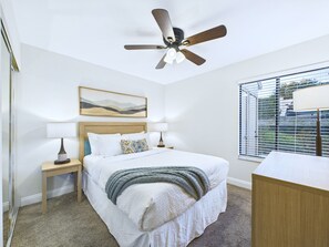 Room - Golf, Dining, and Adventure  Awaits  🚀 (Titusville)