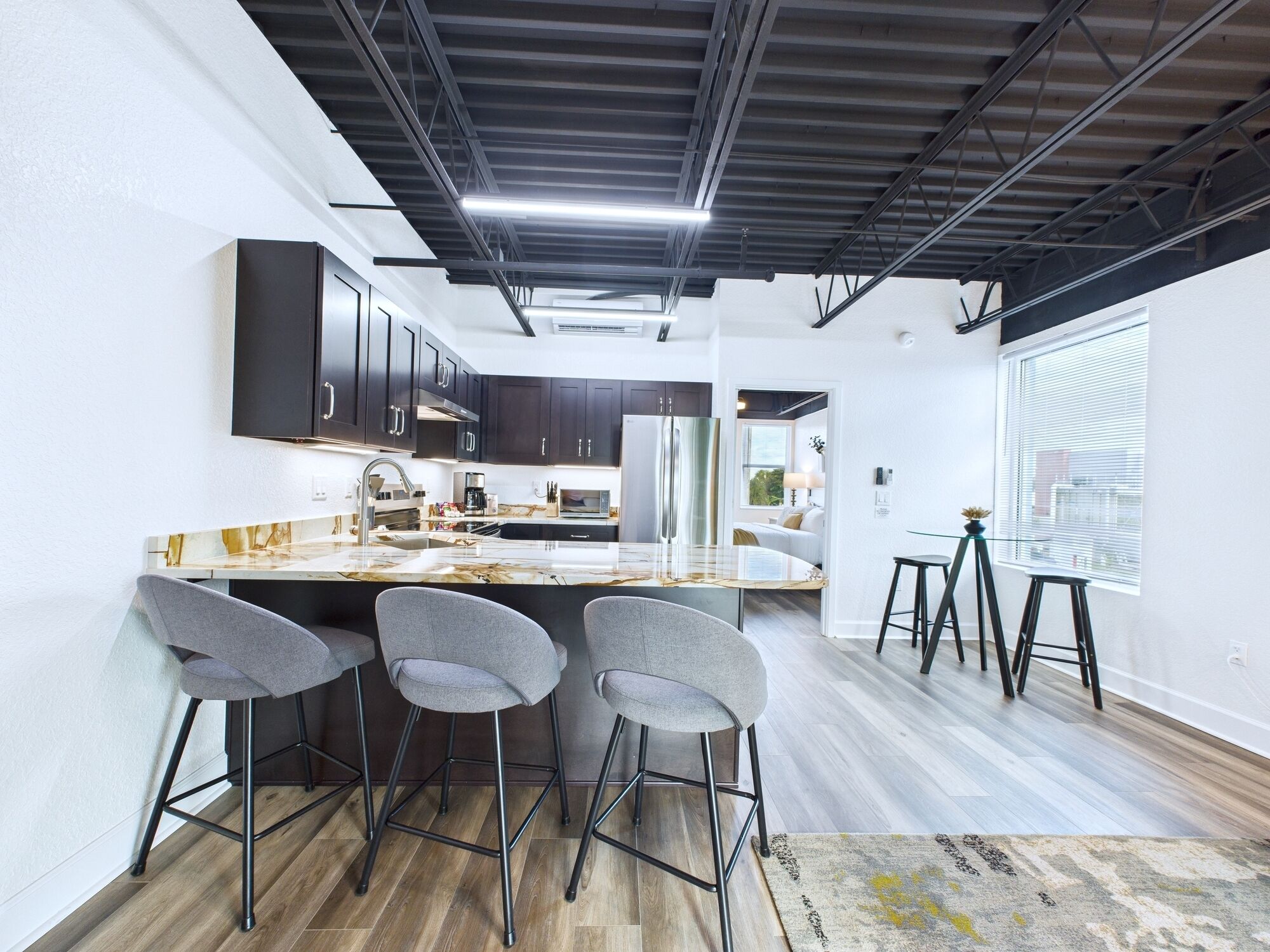 Refrigerador, microondas, horno, placa de cocina