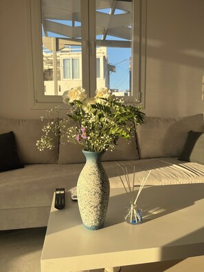 TV - Minimal Blue Apartment with Sunset View in Paros (Paros)