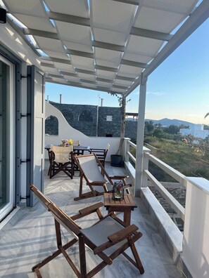 Outdoor dining - Minimal Blue Apartment with Sunset View in Paros (Paros)