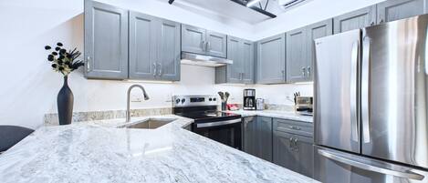 Réfrigérateur, micro-ondes, four, plaque de cuisson