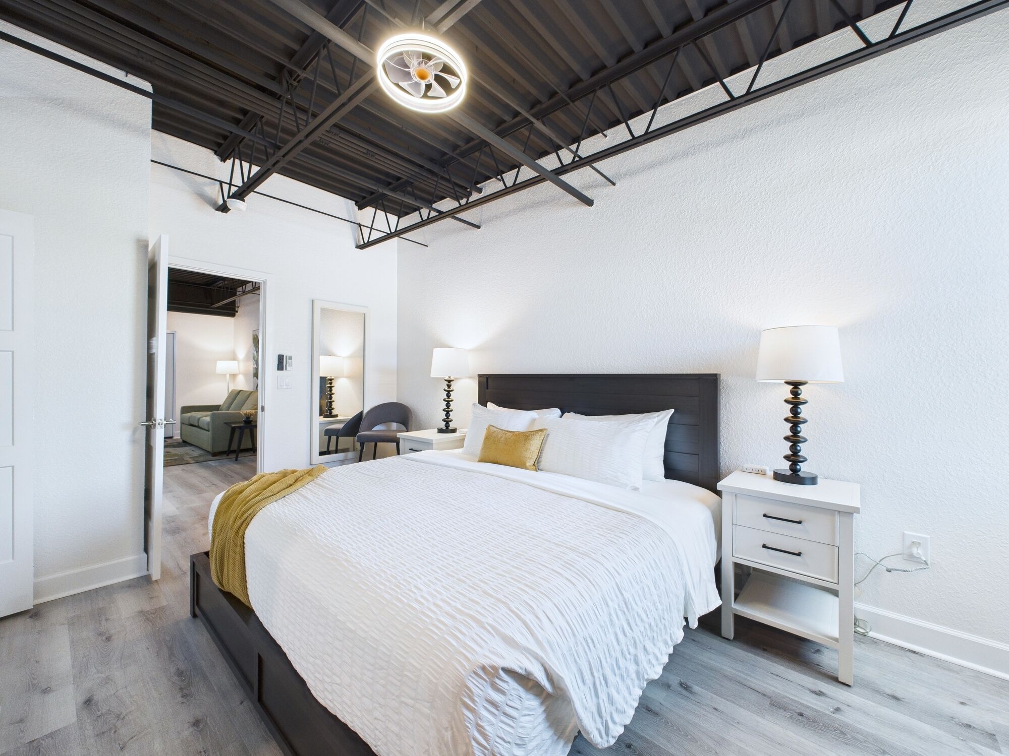 1 habitación, tabla de planchar con plancha y cuna de viaje 