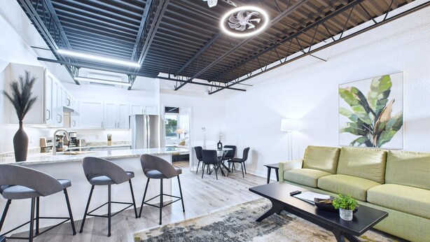 Ein modernes Interieur mit Essbereich, einer Couch und einer Küche.