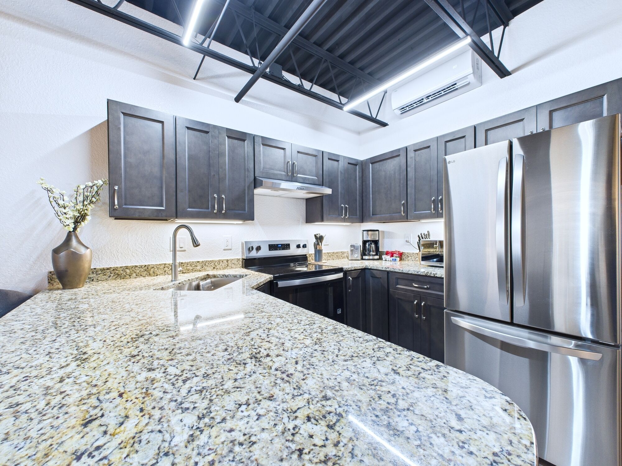 Een koelkast, een magnetron, een oven, een kookplaat