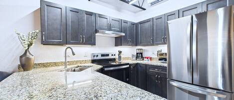 Een koelkast, een magnetron, een oven, een kookplaat