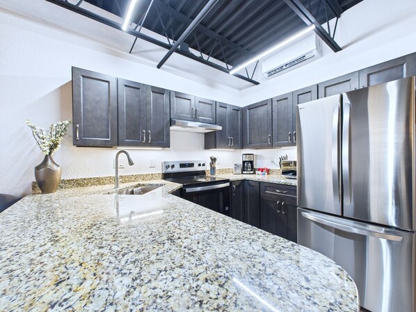 Kühlschrank, Mikrowelle, Ofen, Herdplatte