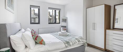 1 slaapkamer, een strijkplank/strijkijzer, gratis wifi, beddengoed