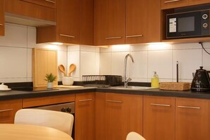 Private kitchen - Full apartment with parking, steps away from the subway (Las Condes)