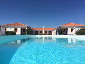 15 من حمّامات السباحة الخارجية