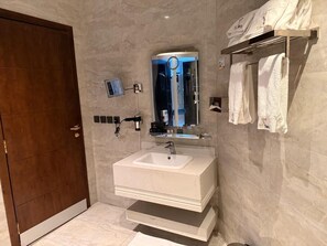 Junior Suite | Bathroom | Bathrobes, slippers - S-Twin Hotel (Abha)