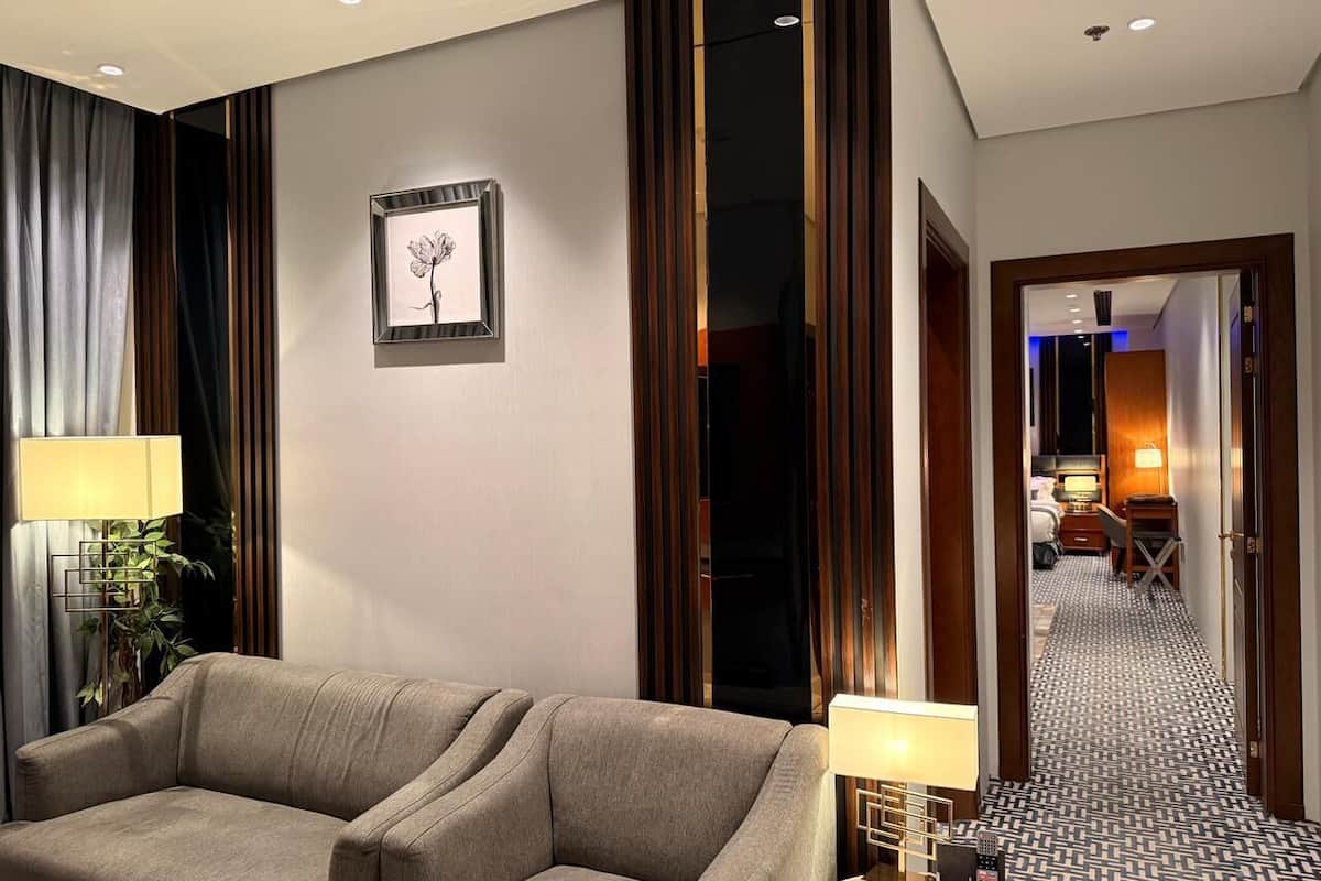 Executive Suite | In-room safe, blackout drapes, soundproofing, iron/ironing board