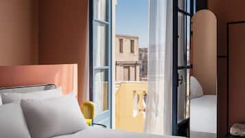 Apartment, 1 King Bed, City View | Free WiFi, bed sheets