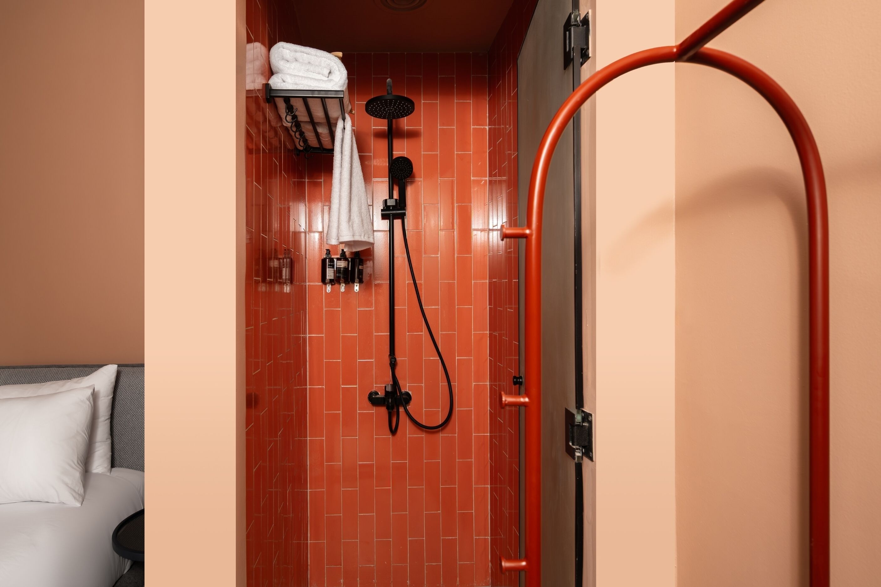 Appartement, vue ville | Salle de bain | Douche, sèche-cheveux, chaussons, serviettes fournies