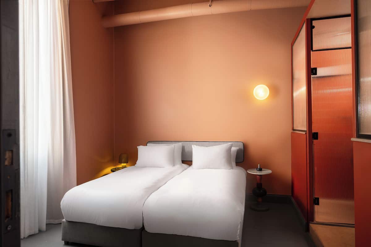 Apartment, 1 Large Twin Bed, City View | Free WiFi, bed sheets