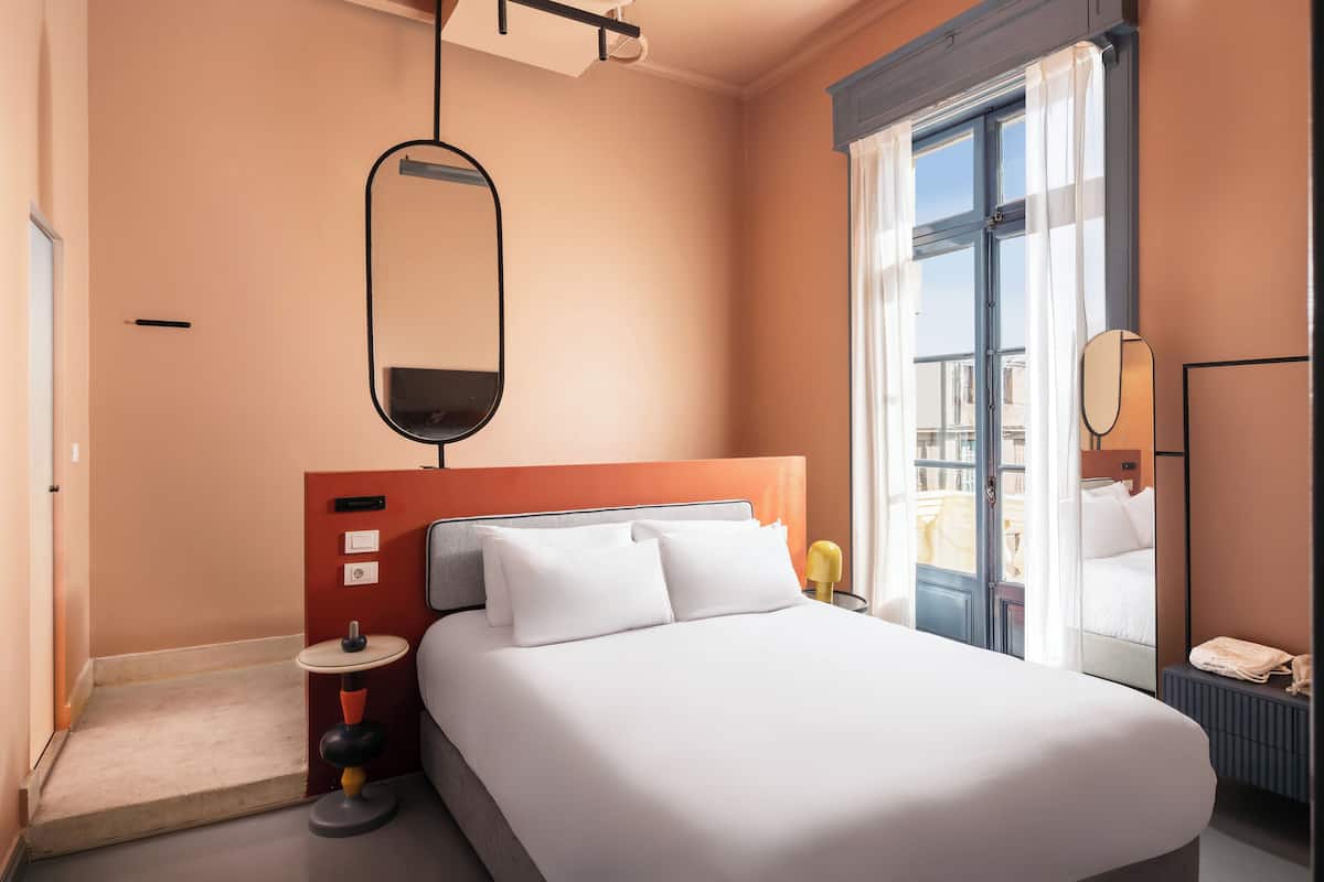 Apartment, 1 King Bed, City View | Free WiFi, bed sheets