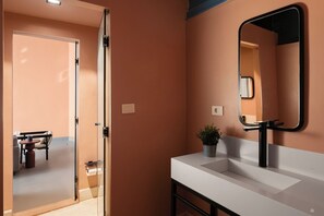 Shower, hair dryer, towels, soap - Brassbell grey apartments Bidair House (Cairo)