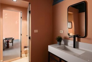 شقة إستديو اقتصادية | حمام | تجهيزات دش، مجففات شعر، مناشف، صابون